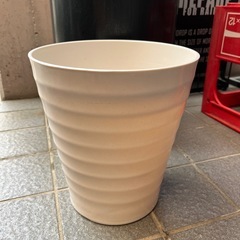 白い植木鉢　プラスチック製の画像