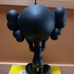 KAWS黒い フィギュアの画像
