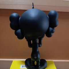 KAWS黒い フィギュアの画像