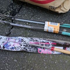 アウトドア キャンプ用品 木炭3キロ弱+トング+クシ+着火剤2個の画像
