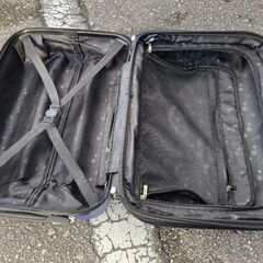 旅行のキャリーケースの画像