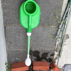 レンガ4個　支柱　ジョウロの画像