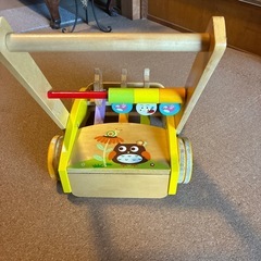 赤ちゃん、カタカタ手押し歩行器の画像