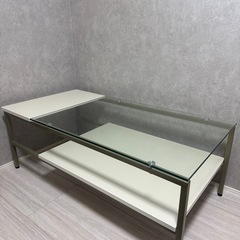 ガラス天板のセンターテーブルの画像
