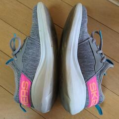 SKECHERS グレー ピンク スニーカー　24cmの画像