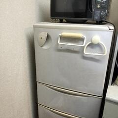 冷蔵庫と電子レンジの画像