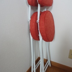 折り畳み椅子（赤）の画像