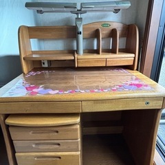 コイズミ学習机と回転椅子の画像