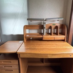 コイズミ学習机と回転椅子の画像