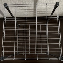 正方形のスチールラックの画像