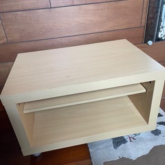 回転式座椅子とサイドテーブルの画像