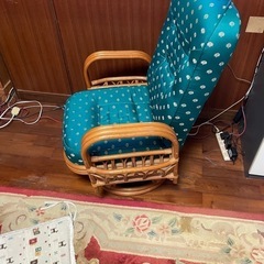 回転式座椅子とサイドテーブルの画像