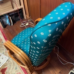 回転式座椅子とサイドテーブルの画像