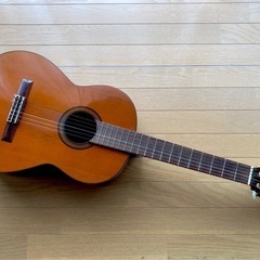 古いクラシックギターの画像