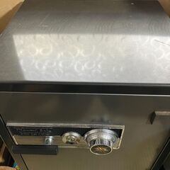 金庫　鍵とダイヤルの二重ロック　レトロの画像