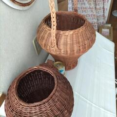 本物の藤の手編みの籠二つの画像