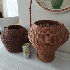 本物の藤の手編みの籠二つの画像