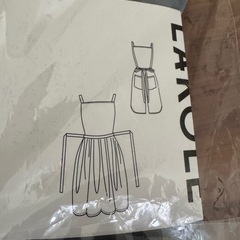 【新品】ワンピースのようなふんわりした雰囲気のエプロンの画像