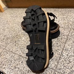 ELVIO ZANON 黒 サンダル ゴールド金具の画像