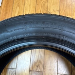 車のタイヤの画像