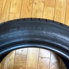 車のタイヤの画像