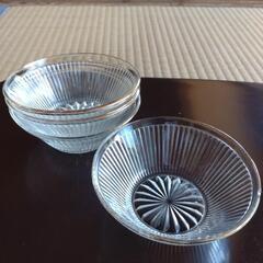 【実家】昭和レトロ カットガラスの器３枚 ＋ 欠けあり１枚の画像