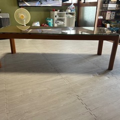 木製長テーブルの画像