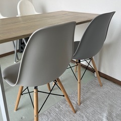 ダイニングテーブルとイームズチェア2脚セットの画像