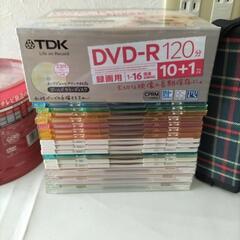 DVDの未使用ディスク７７枚とケース３個の画像