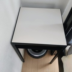 IKEAベッドサイドテーブル (x2)の画像