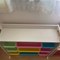子供用おもちゃラックの画像