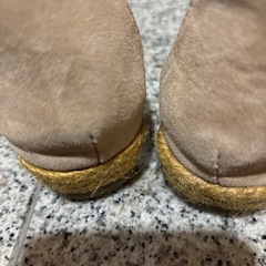 ゴールドとベージュのクロスストラップサンダルの画像