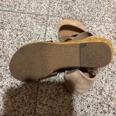 ゴールドとベージュのクロスストラップサンダルの画像