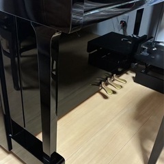 YU11 アップライトピアノ 椅子、ピアノ補助ペダル付きの画像