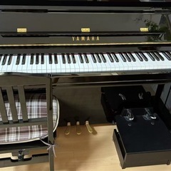 YU11 アップライトピアノ 椅子、ピアノ補助ペダル付きの画像