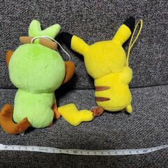 ピカチュウとさるのりのぬいぐるみの画像