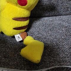 ピカチュウとさるのりのぬいぐるみの画像