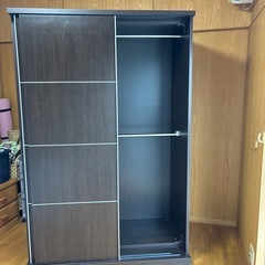 大型木製衣装ダンス　スライドドアの画像