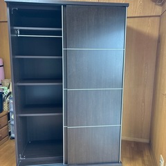 大型木製衣装ダンス　スライドドアの画像