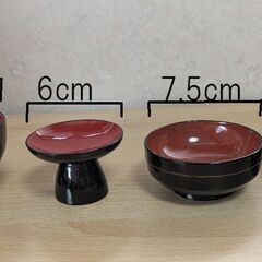 お食い初め用、木製、漆塗り、小さな器４個、蓋つきの画像