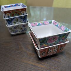 九谷焼の小皿の画像