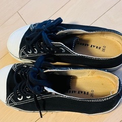 白黒スニーカーの画像