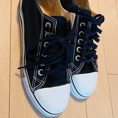 白黒スニーカーの画像