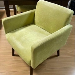 2人用のダイニングテーブルと椅子2脚セットの画像