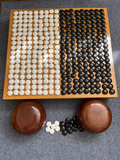 【良品】囲碁セット 碁盤 2寸 本蛤碁石 30号 168個 那智黒 178個 脚 良品】囲碁セット 碁盤 2寸 本蛤碁石 30号 168個 那智黒 178