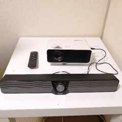 ホームプロジェクターとサウンドバーのセットの画像