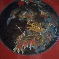 レトロな丸テーブルの画像