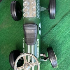 子供が乗れる自動車のおもちゃの画像