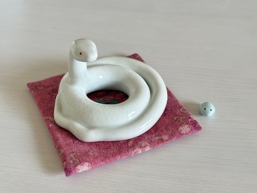 美品　陶芸　白蛇　白へび　置物　縁起物　丁寧なつくり　オブジェ　当時物　美しい Amazon.co.jp: 白へび ヘビ 白蛇 巳年 置物 縁起物 風水グッズ