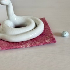 美品　陶芸　白蛇　白へび　置物　縁起物　丁寧なつくり　オブジェ　当時物　美しい Amazon.co.jp: 白へび ヘビ 白蛇 巳年 置物 縁起物 風水グッズ